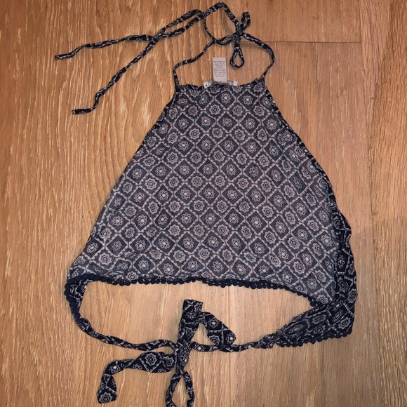 Revealing crop top/ straps backless - Picture 2 of 3